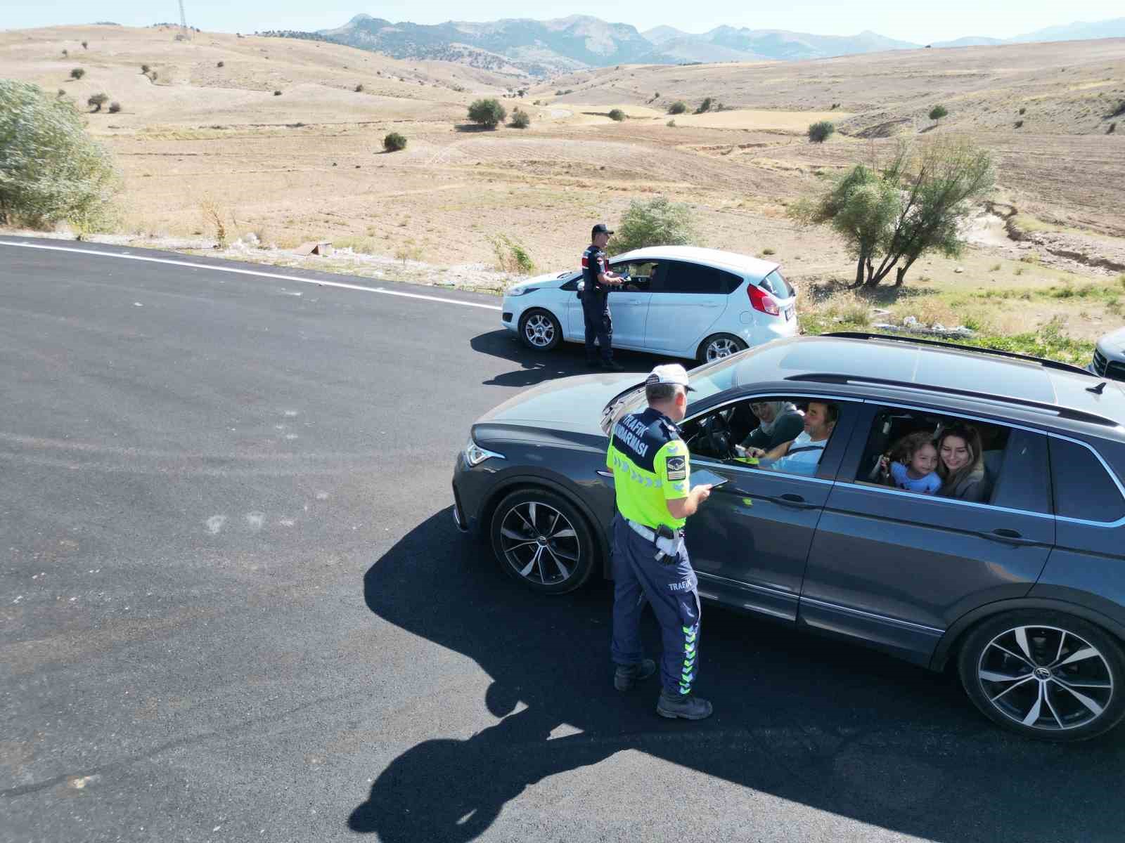 Jandarma ekipleri cayrokopterle havadan trafik denetimi yaptı
