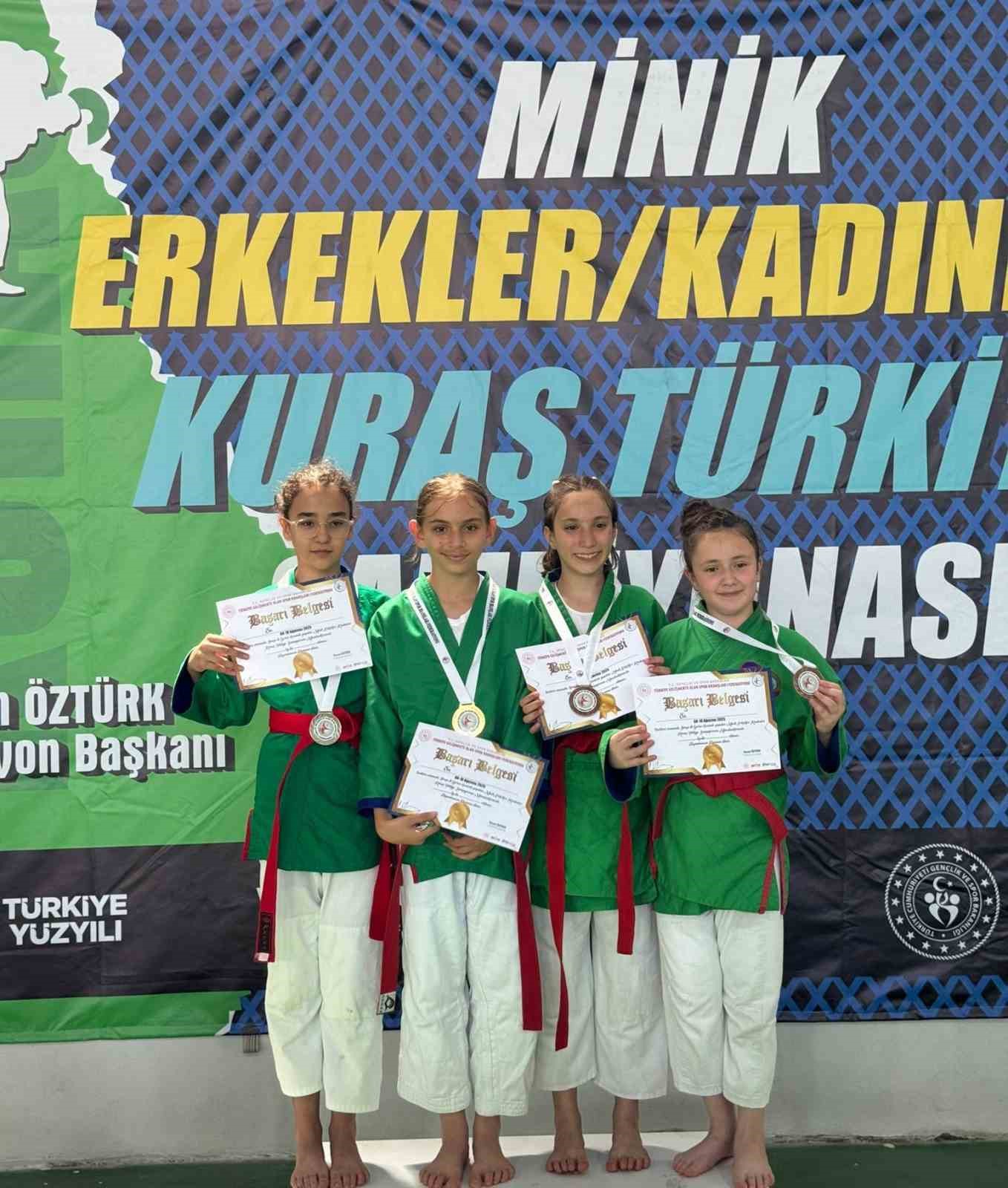 Minik sporcular 8 madalya kazandı
