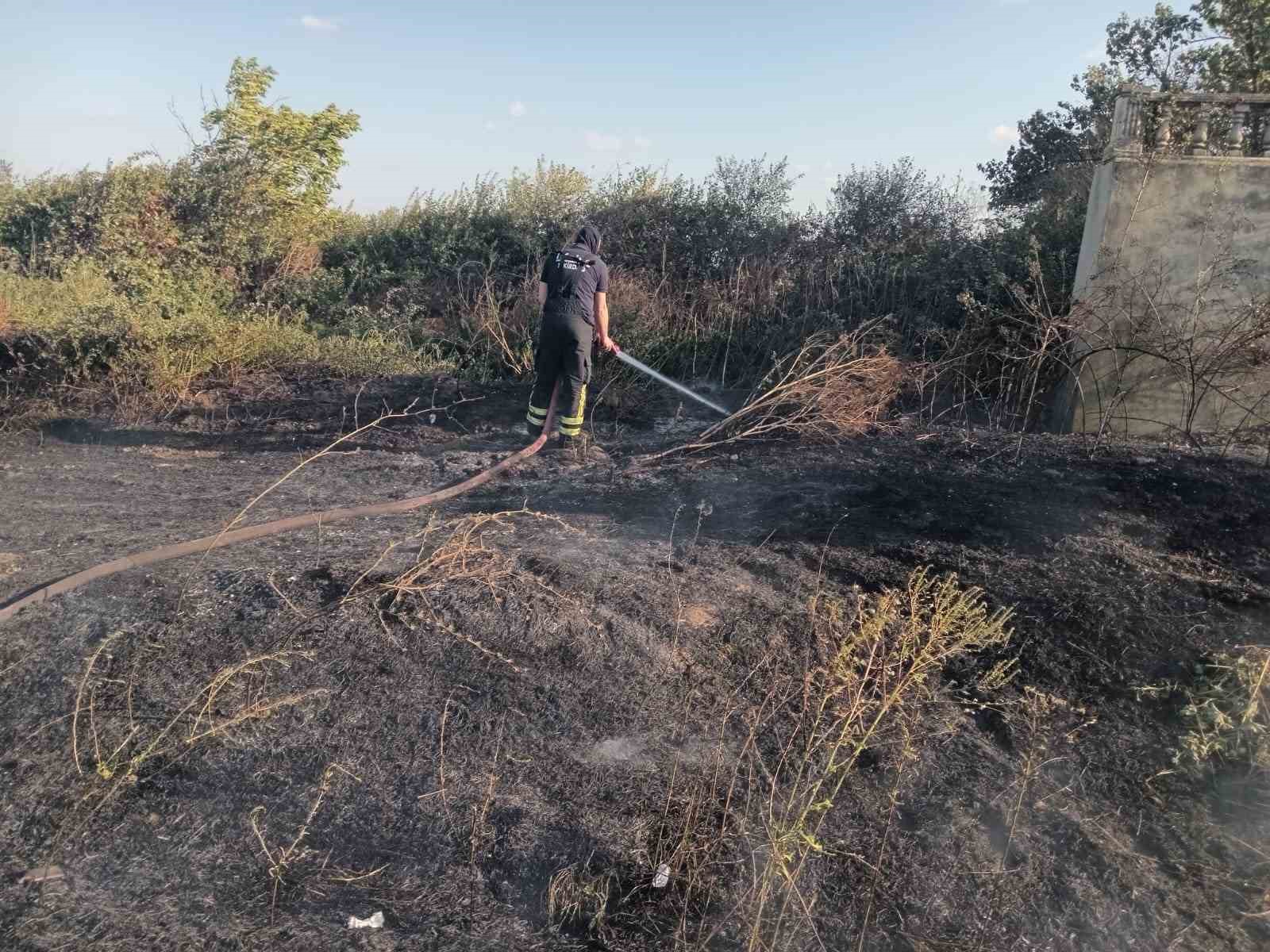 Otluk alanda çıkan yangın korkuttu