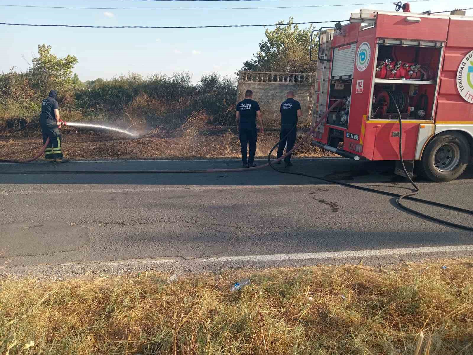 Otluk alanda &ccedil;ıkan yangın korkuttu
