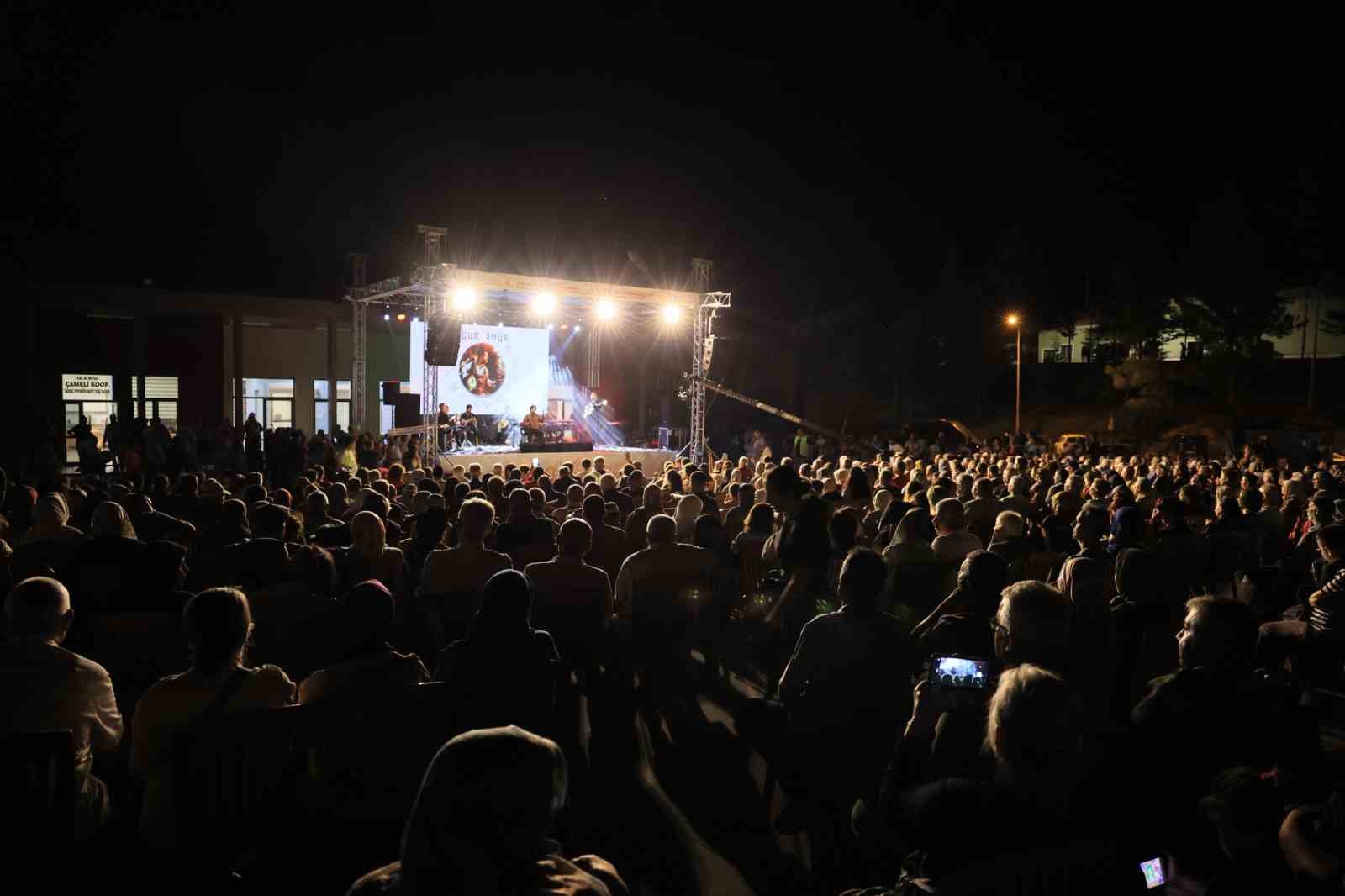 &Ccedil;ameli&rsquo;nde festival coşkusu Uğur &Ouml;n&uuml;r ile yaşandı
