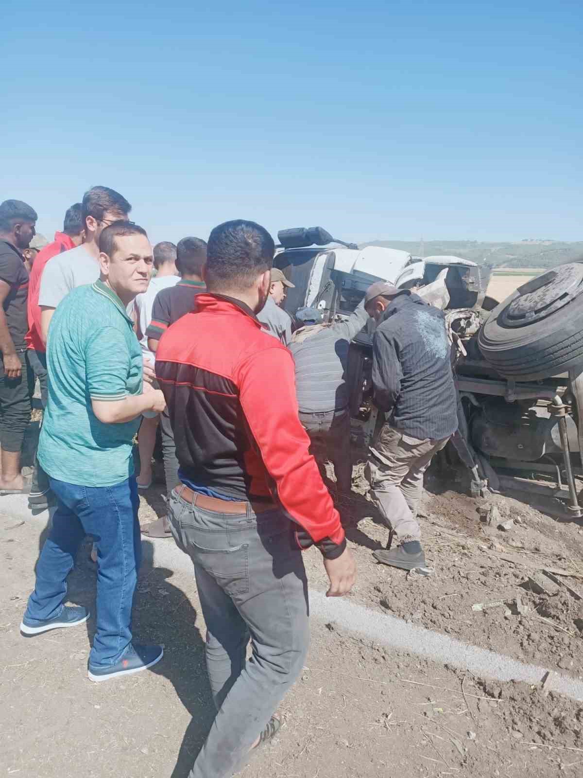 Osmaniye’de kontrolden çıkan tır devrildi: 2 yaralı