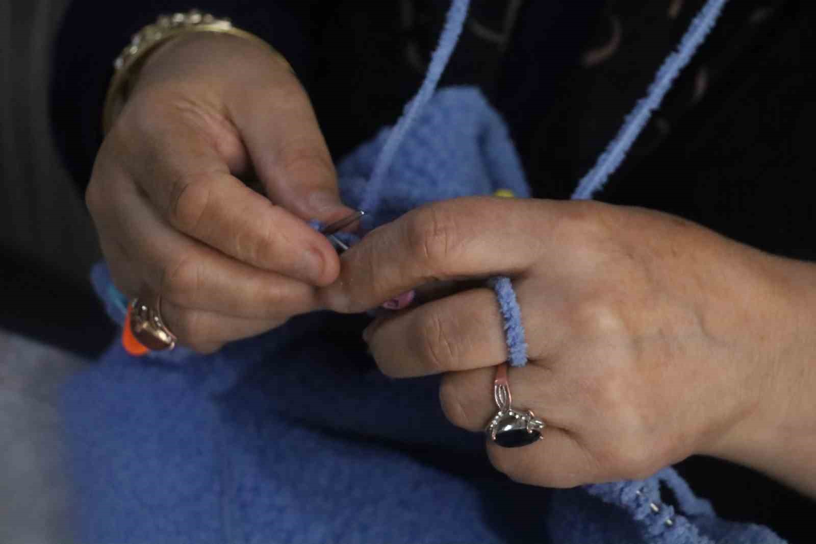 Tuhafiyeci el işi at&ouml;lyesine d&ouml;n&uuml;şt&uuml;, kadınlar ev ekonomisine destek olmaya başladı
