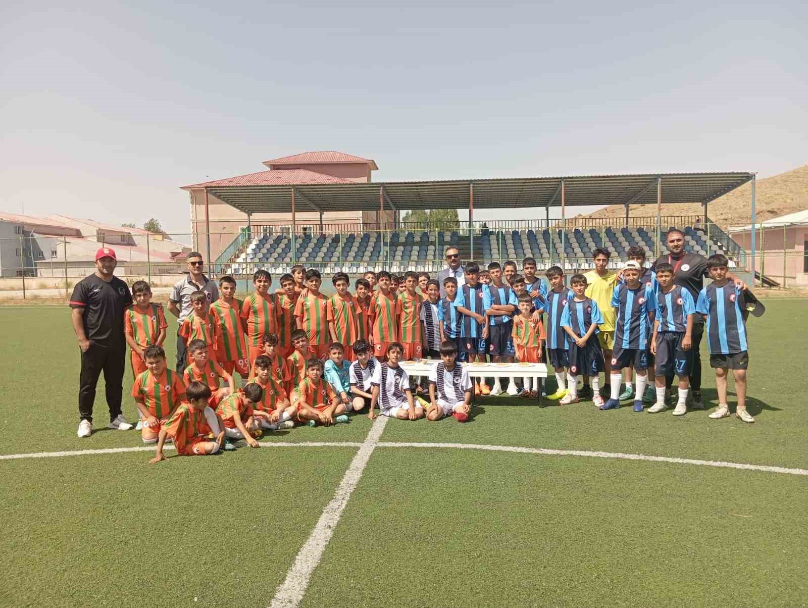 Müdür Aksoy’dan minik sporculara ziyaret