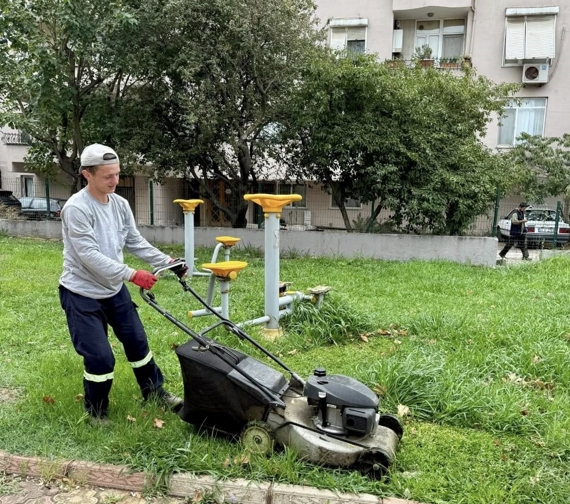 Körfez’de yeşil alanların bakımı yapılıyor