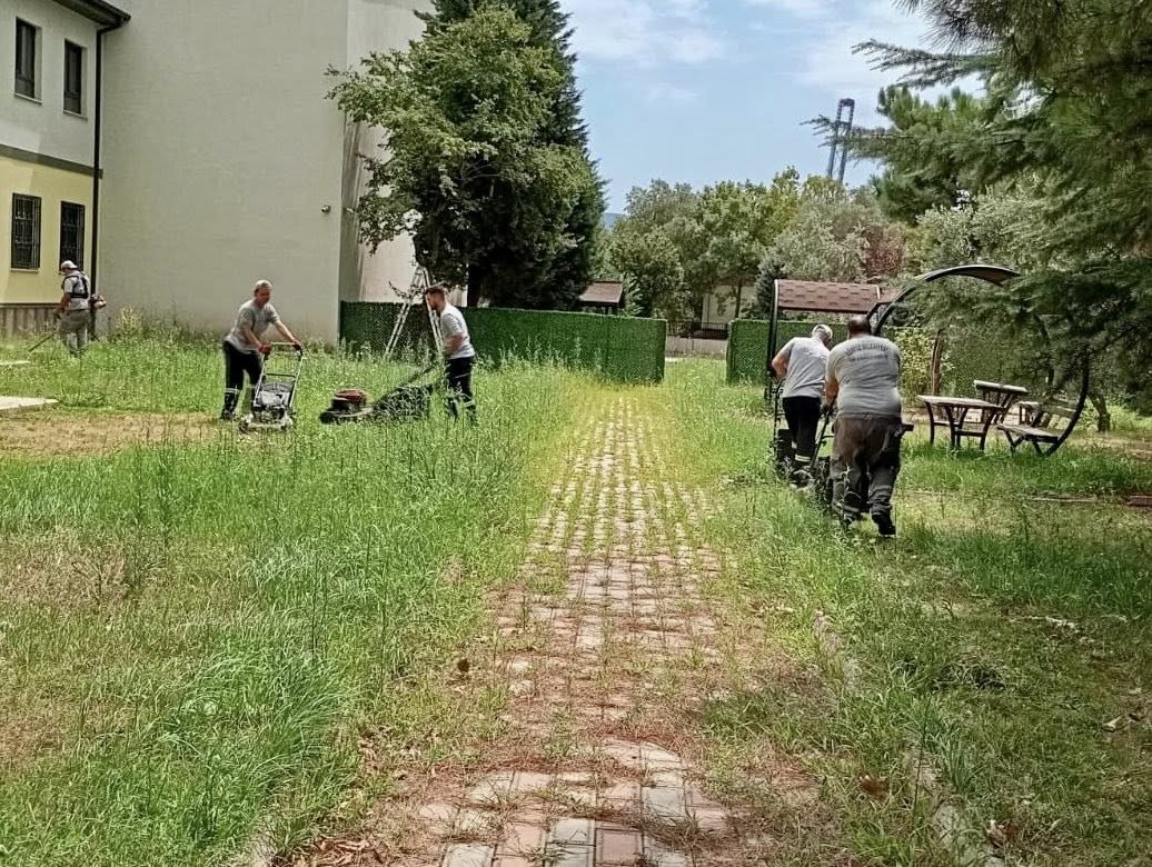 Körfez’de yeşil alanların bakımı yapılıyor