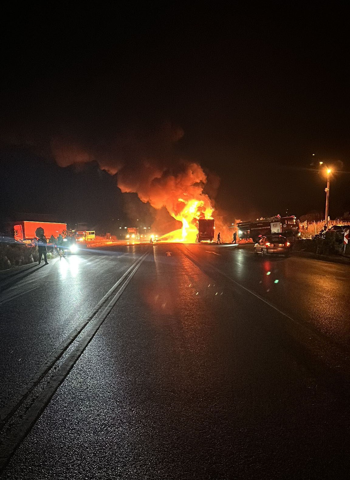 Çamaşır makinesi yüklü tır alev topuna döndü