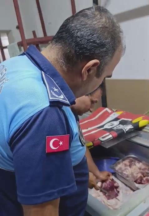 Mersin&rsquo;de bir markette bozulmuş et ele ge&ccedil;irildi
