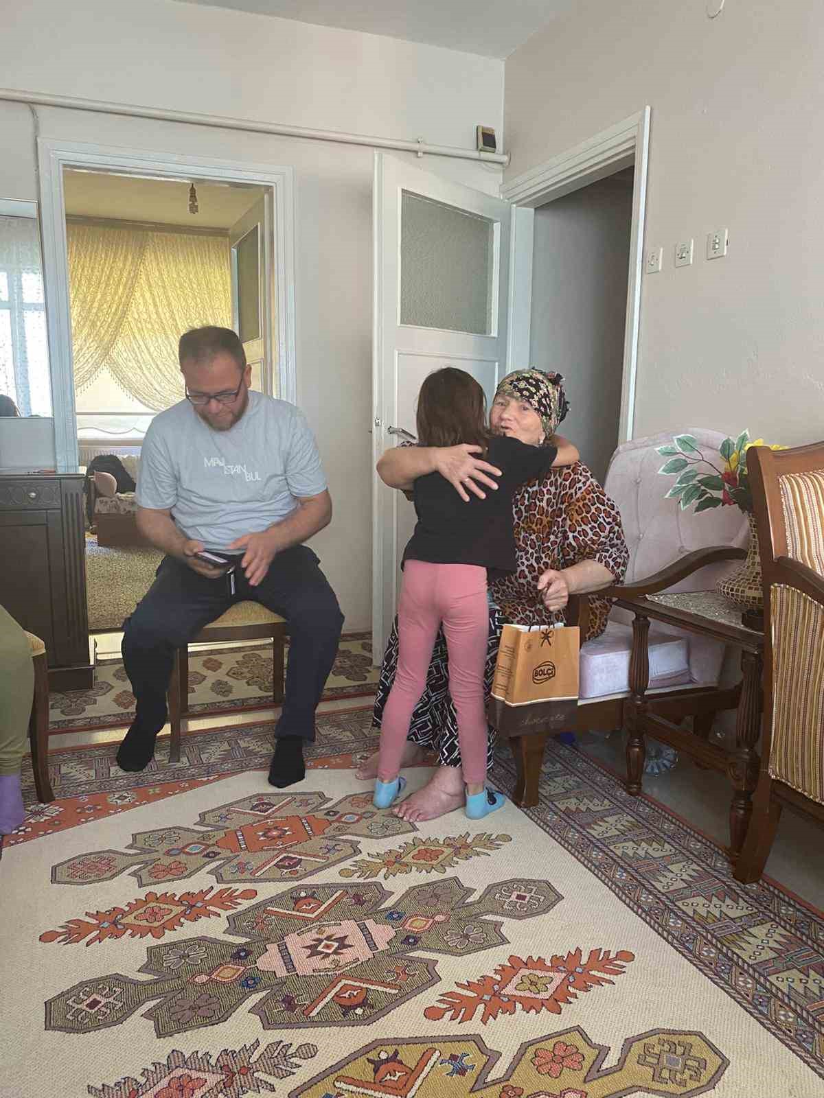 Miniklerden engelli ve yaşlılara anlamlı ziyaret
