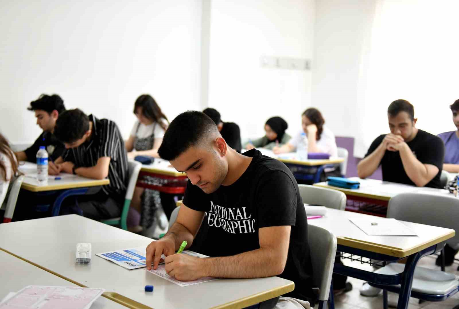 Gen&ccedil;leri &uuml;cretsiz &uuml;niversiteye hazırlayan MURGEM&rsquo;de kayıtlar başladı
