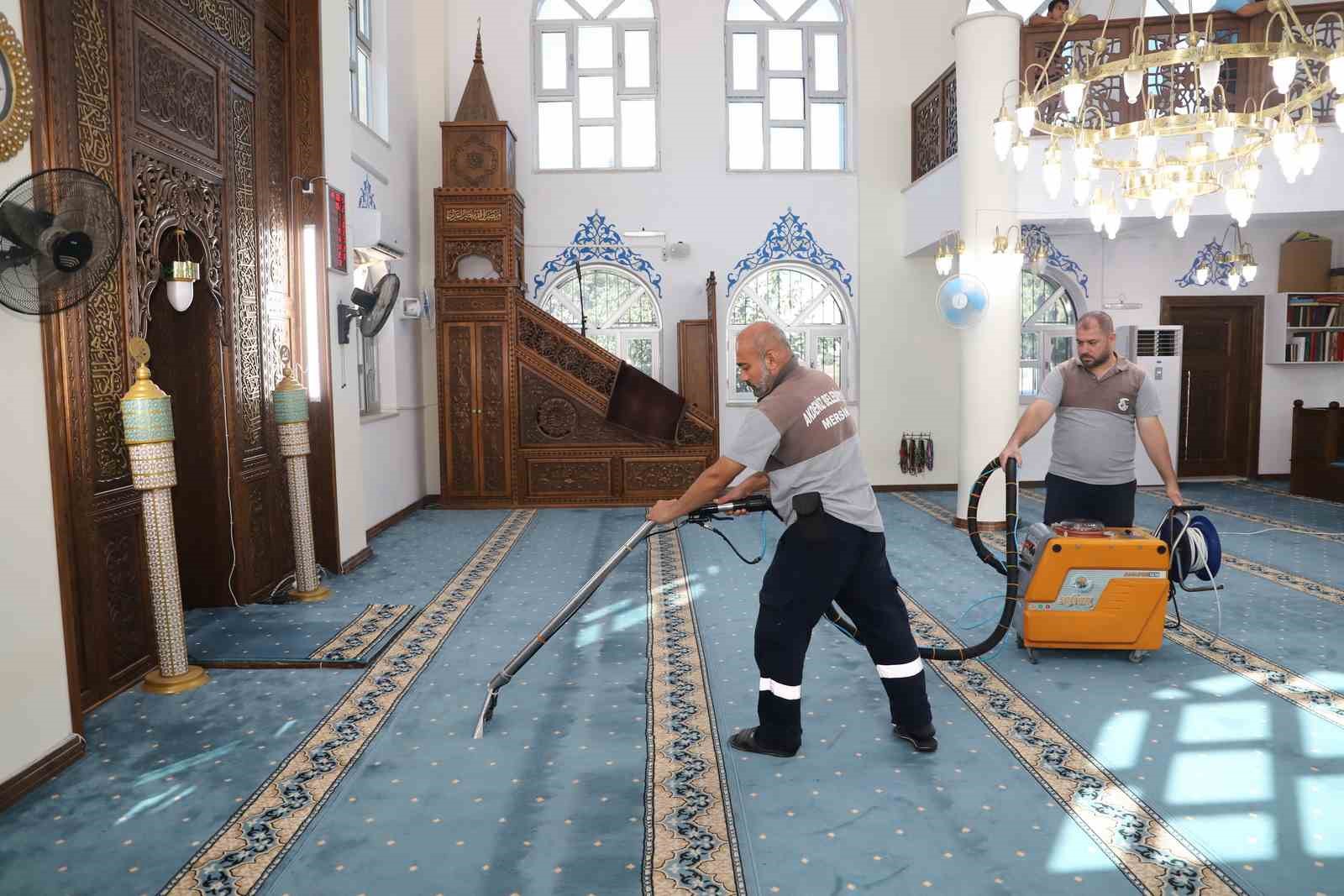 Mersin’de ibadethaneler temizleniyor, halılar yıkanıp dezenfekte ediliyor