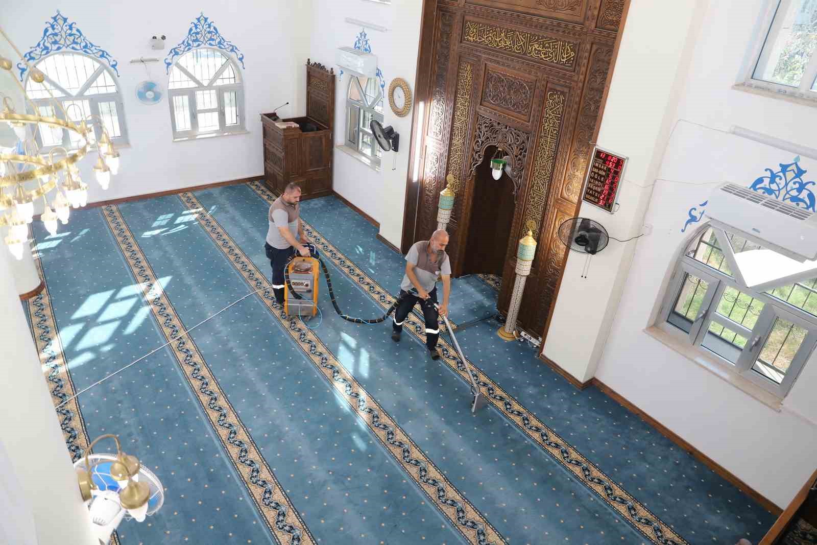 Mersin&rsquo;de ibadethaneler temizleniyor, halılar yıkanıp dezenfekte ediliyor
