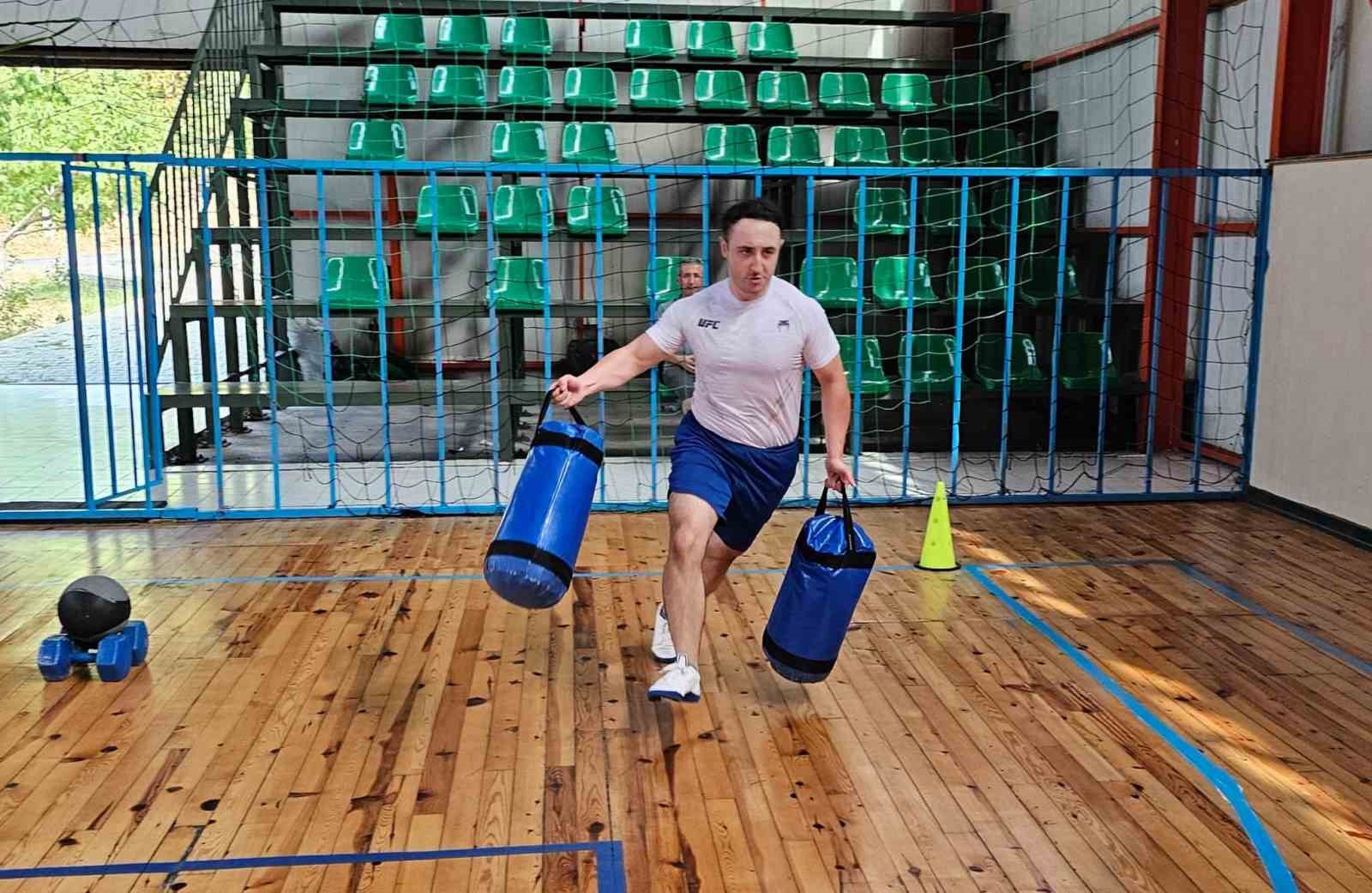 Gen&ccedil;ler, &uuml;niforma i&ccedil;in ter d&ouml;k&uuml;yor
