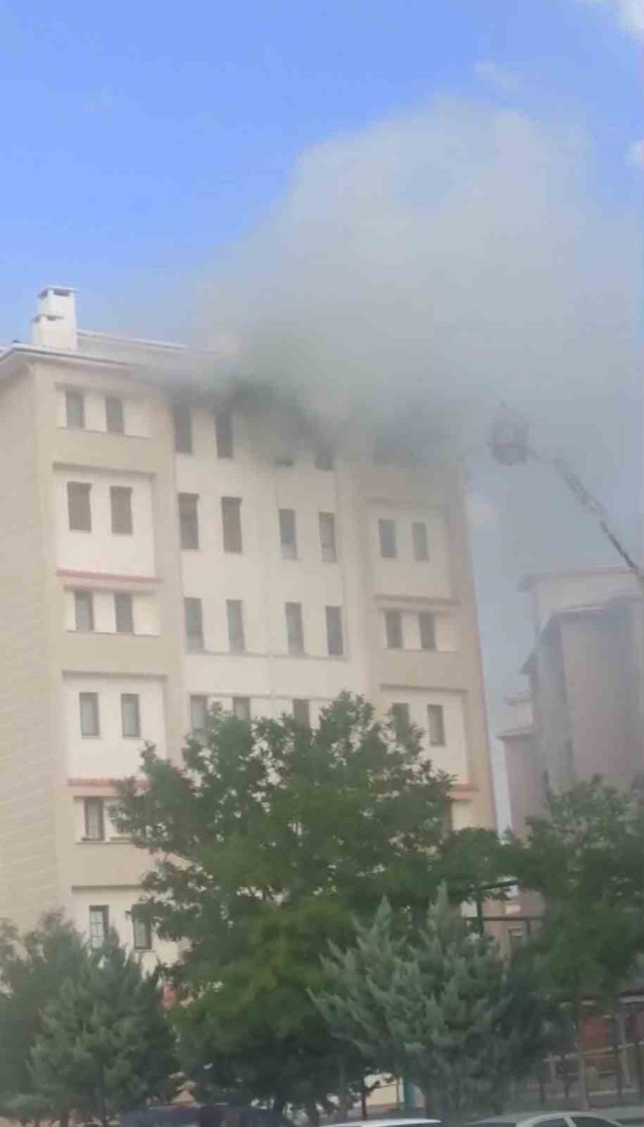 Karaman&rsquo;da apartmanın son katında korkutan yangın

