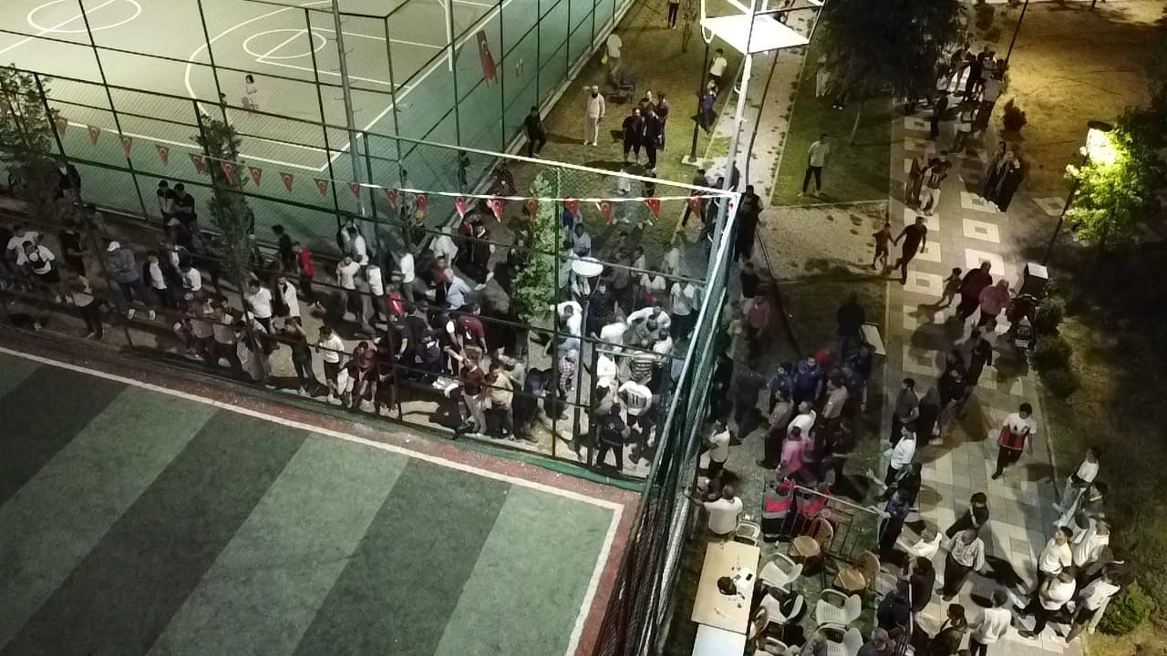 Hakemin kararına tepki gösteren taraftarlar saha kapısına akın etti