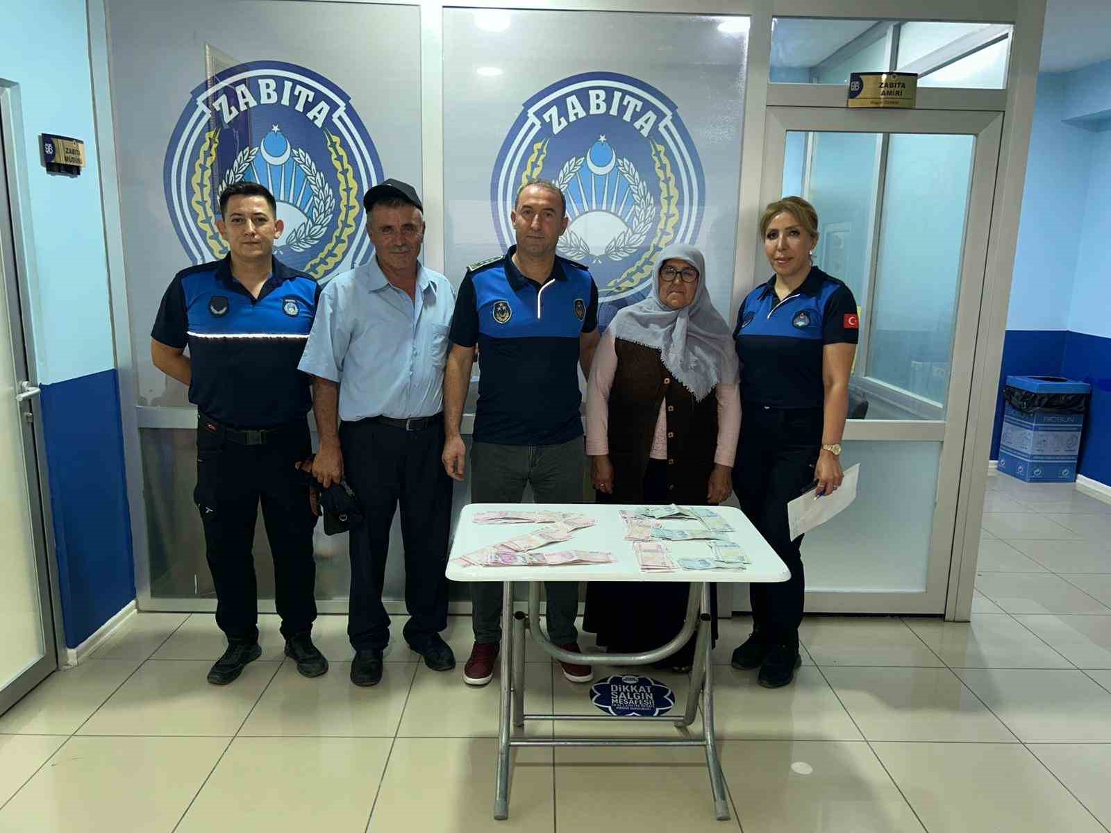 Oğlunun nikahına geldi içinde 1 çeyrek altın ve 38 bin lira olan çantası kaybetti