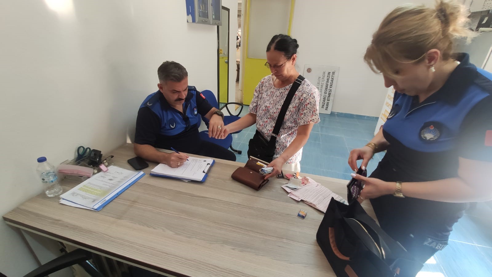 Oğlunun nikahına geldi i&ccedil;inde 1 &ccedil;eyrek altın ve 38 bin lira olan &ccedil;antası kaybetti
