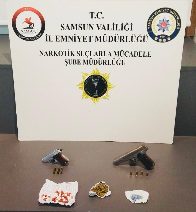 Hapis cezasıyla aranan h&uuml;k&uuml;ml&uuml; uyuşturucu ve silahla yakalandı
