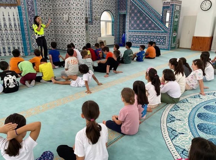 Bilecik&rsquo;te minik &ouml;ğrencilere trafikte temel davranış eğitimi
