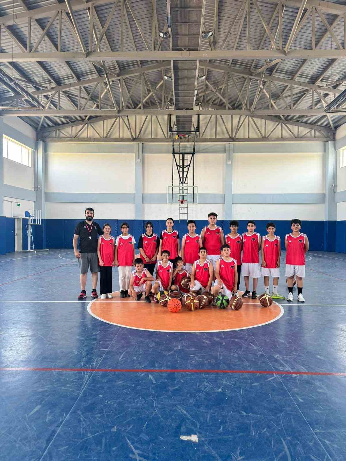 Vanlı minikler basketbol ile yaz tatillerini değerlendiriyor