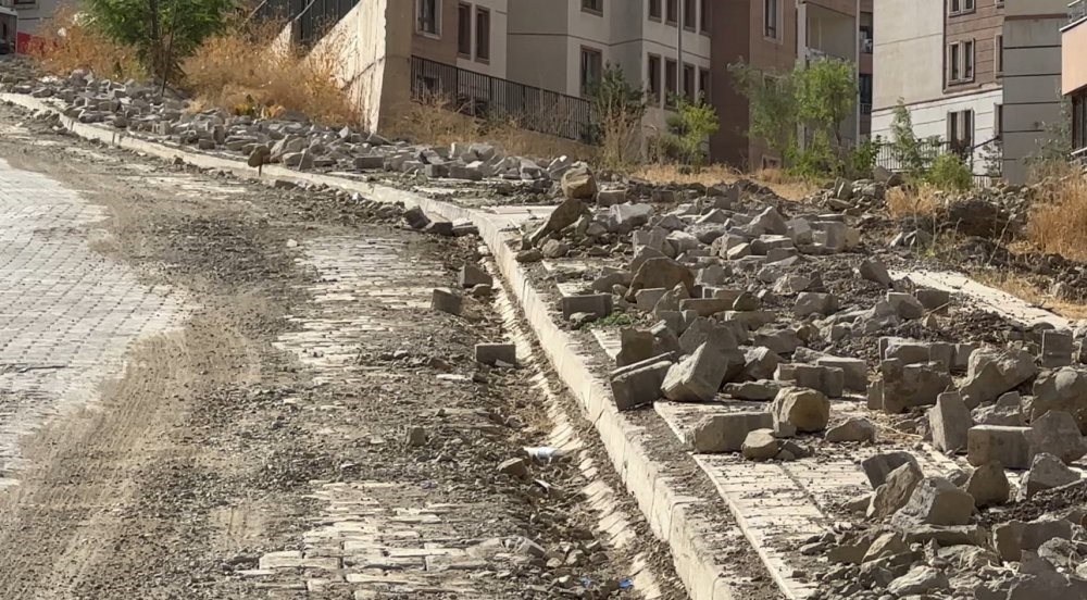 Kaldırımlarda bırakılan moloz yığınları tepkilere neden oldu