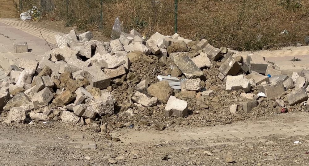 Kaldırımlarda bırakılan moloz yığınları tepkilere neden oldu
