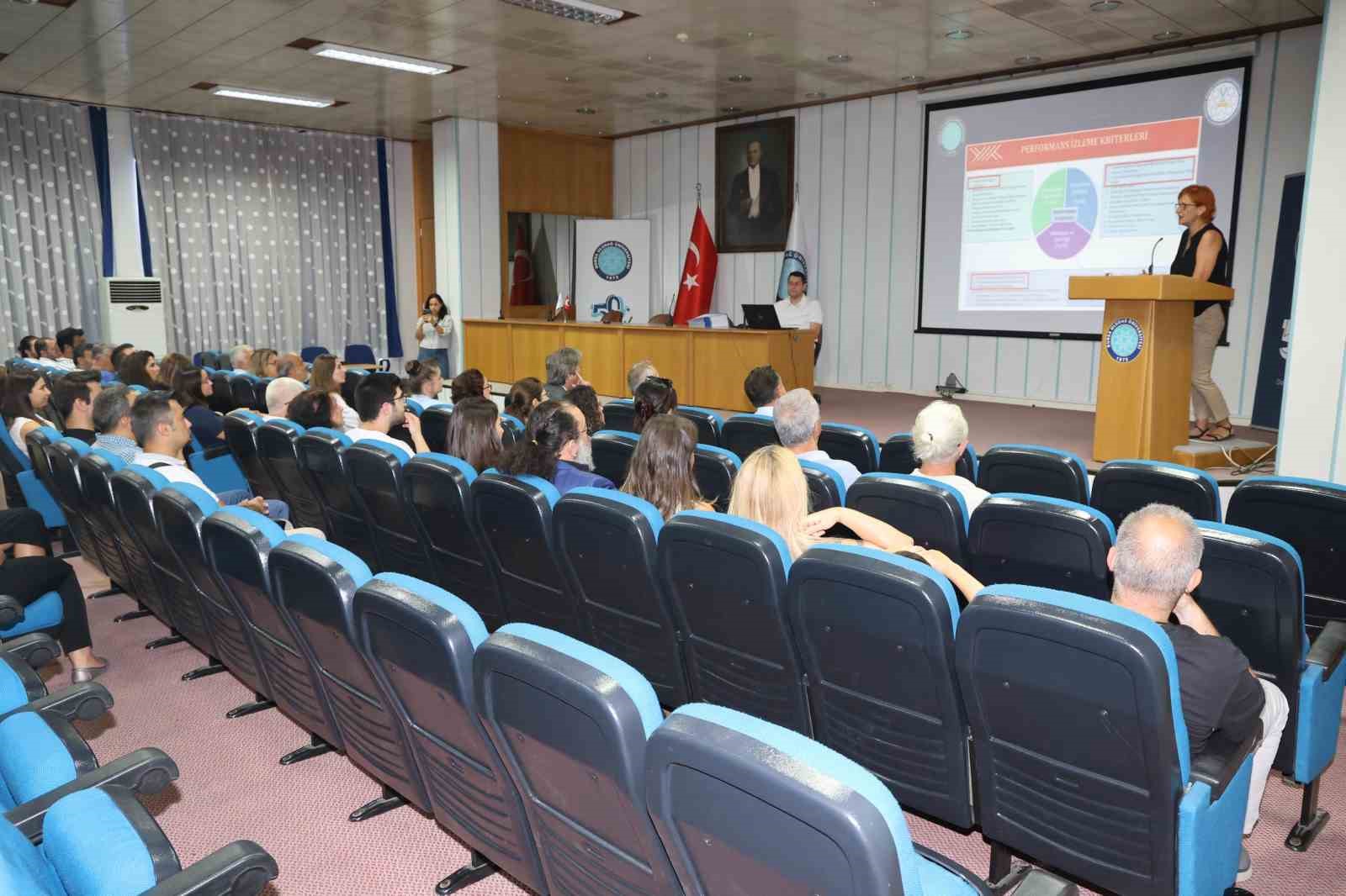 BU&Uuml;&rsquo;de başarılı akademisyenler &ouml;d&uuml;llendiriliyor
