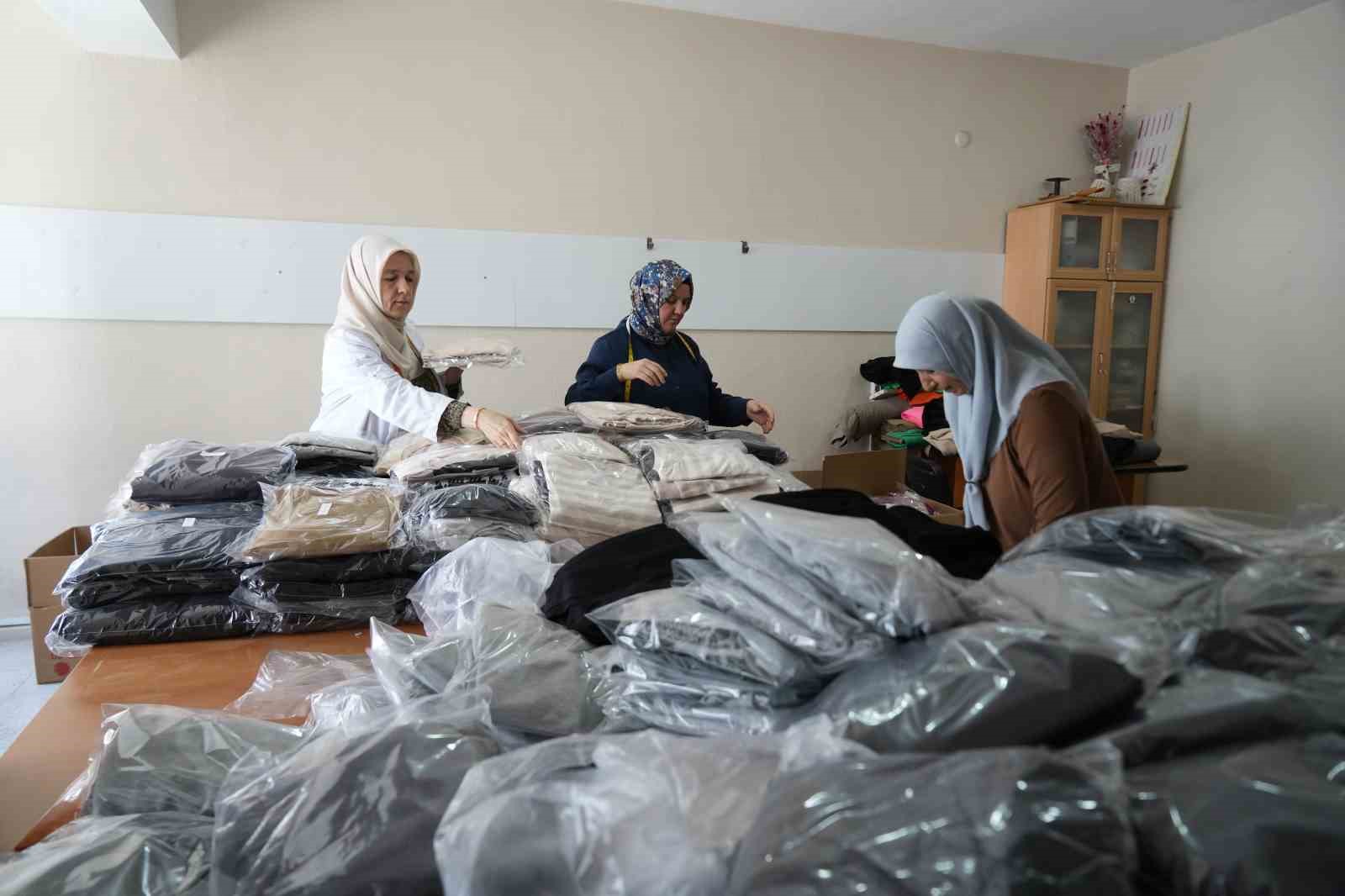 Niğdeli kursiyerler Gazzeli &ccedil;ocuklar i&ccedil;in binlerce kıyafet dikti
