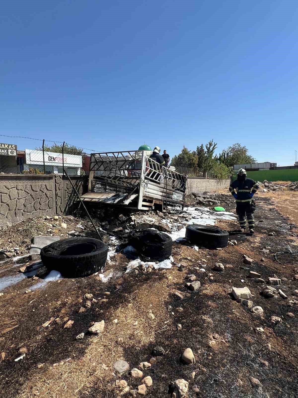 Batman‘da kamyonet römorkunda bulunan lastiklerle yandı