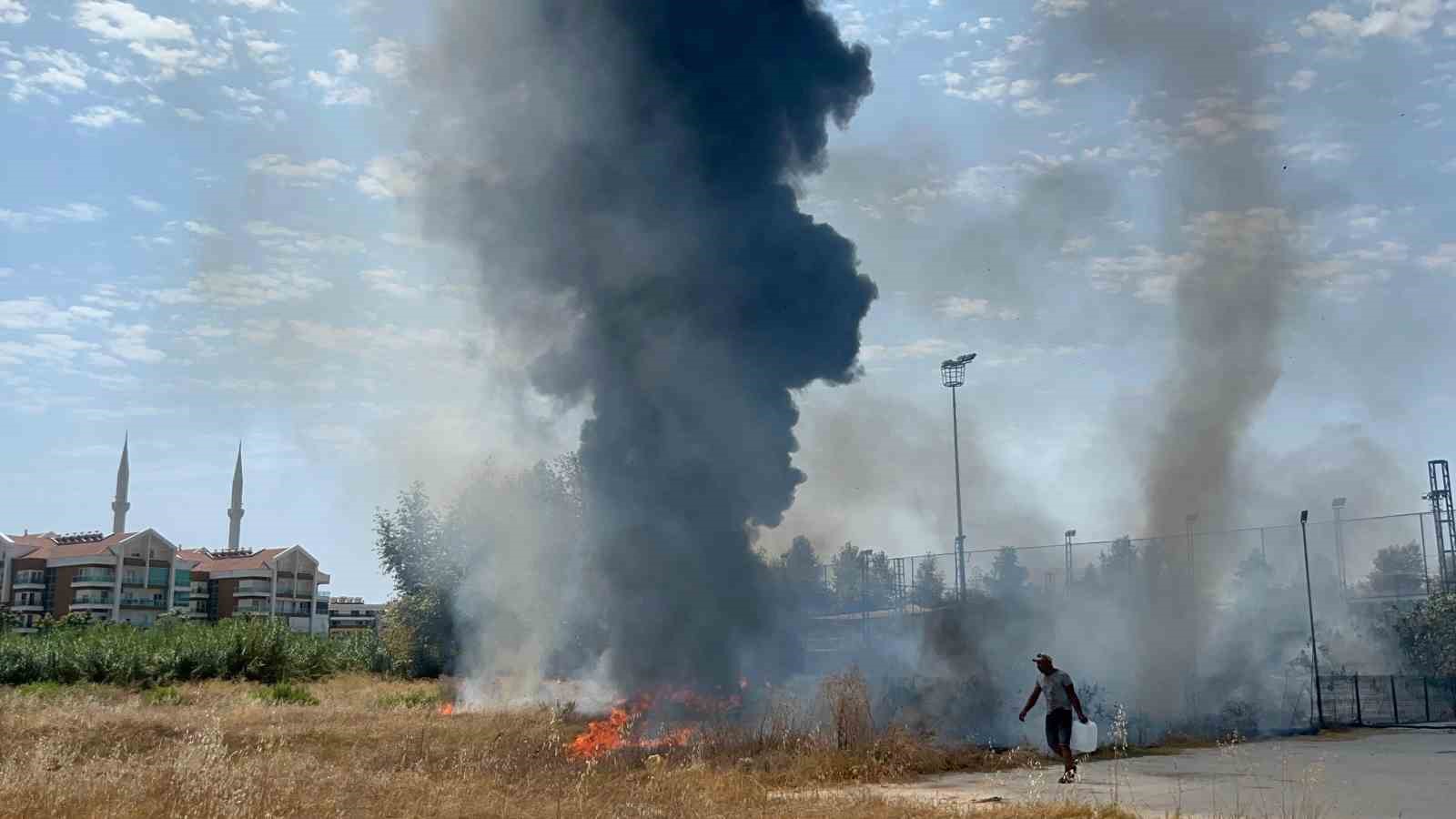 Alanya’da kaynak makinesinden sıçrayan kıvılcım yangına neden oldu