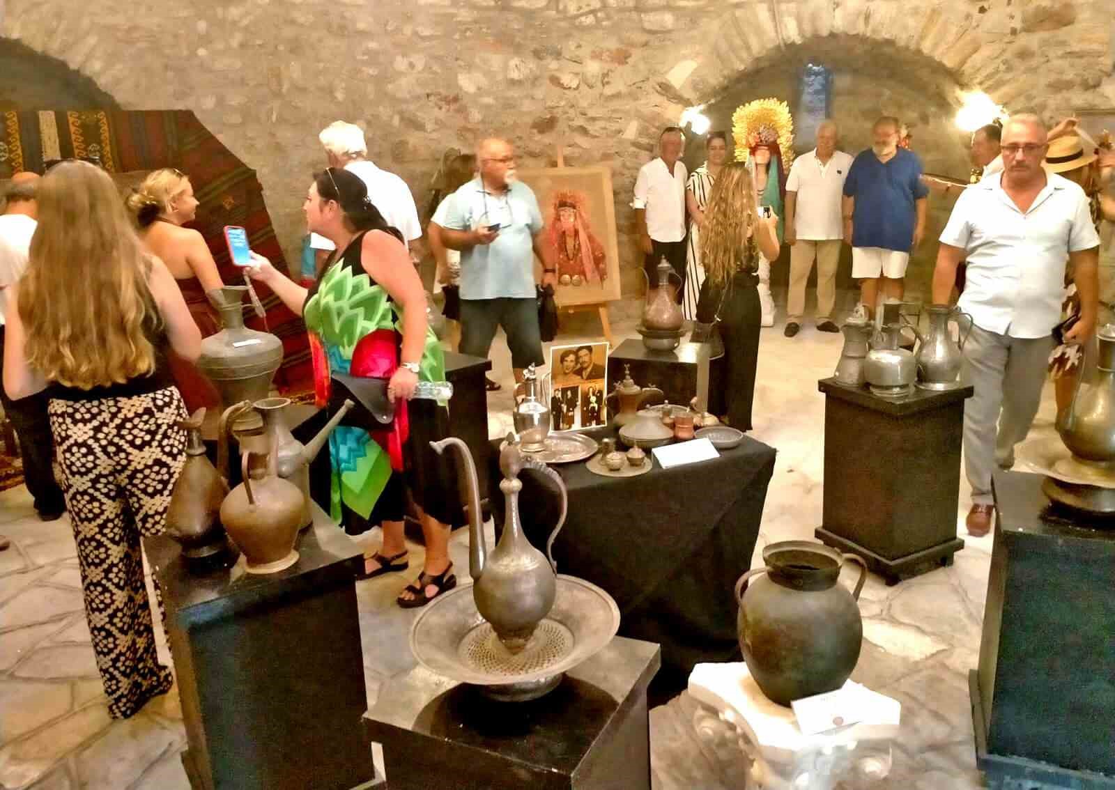 Osmanlı halk kıyafetleri ve yaşam kültürü Çeşme Kalesi’nde sergileniyor