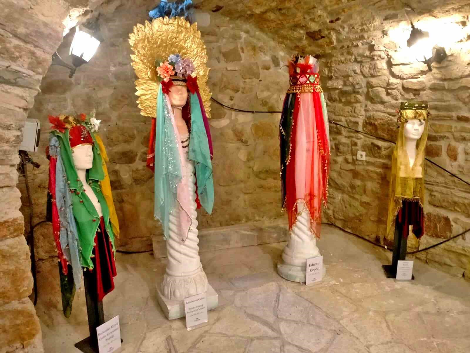 Osmanlı halk kıyafetleri ve yaşam k&uuml;lt&uuml;r&uuml; &Ccedil;eşme Kalesi&rsquo;nde sergileniyor
