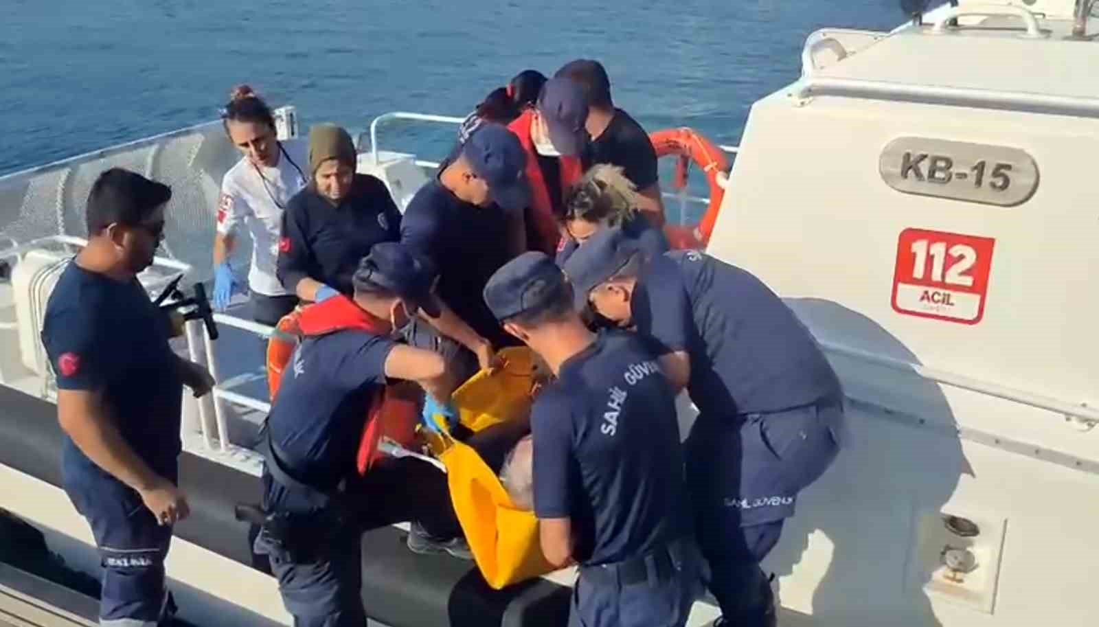 Gezi teknesinde rahatsızlanan vatandaşa Sahil Güvenlikten tıbbi tahliye