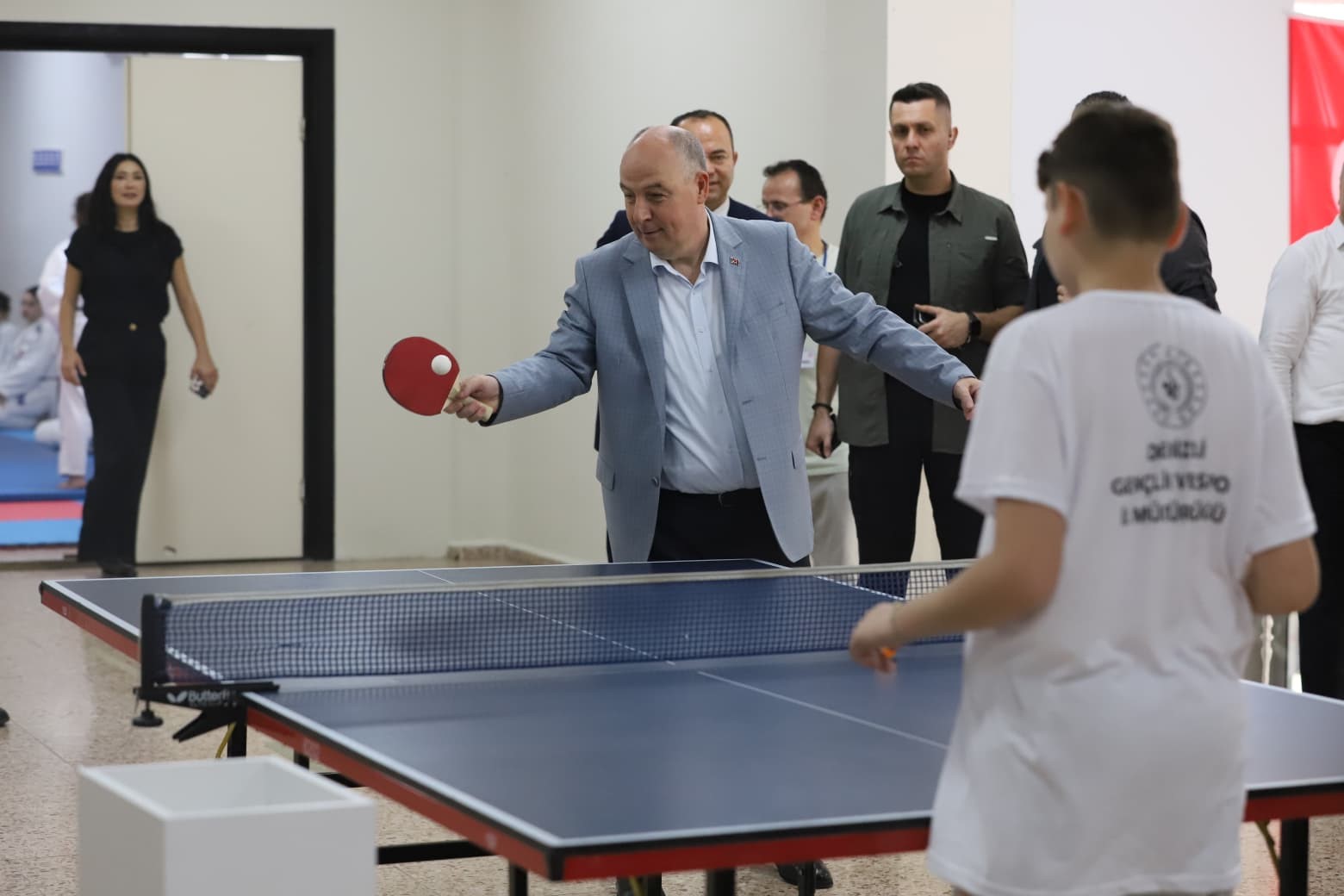 Vali Coşkun minik sporcuların heyecanına ortak oldu
