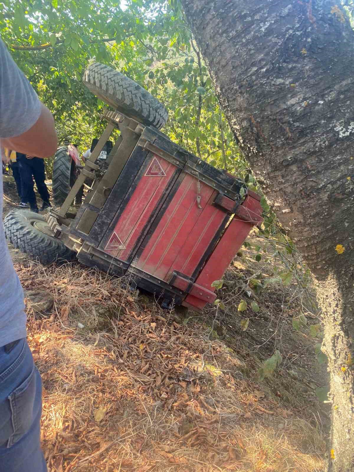 Fındık işçilerini taşıyan traktör devrildi: 4 yaralı
