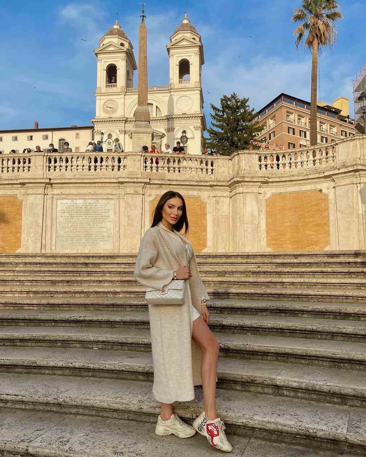 Tuğçe Aral, canlı yayında taciz mesajlarını ifşa etti