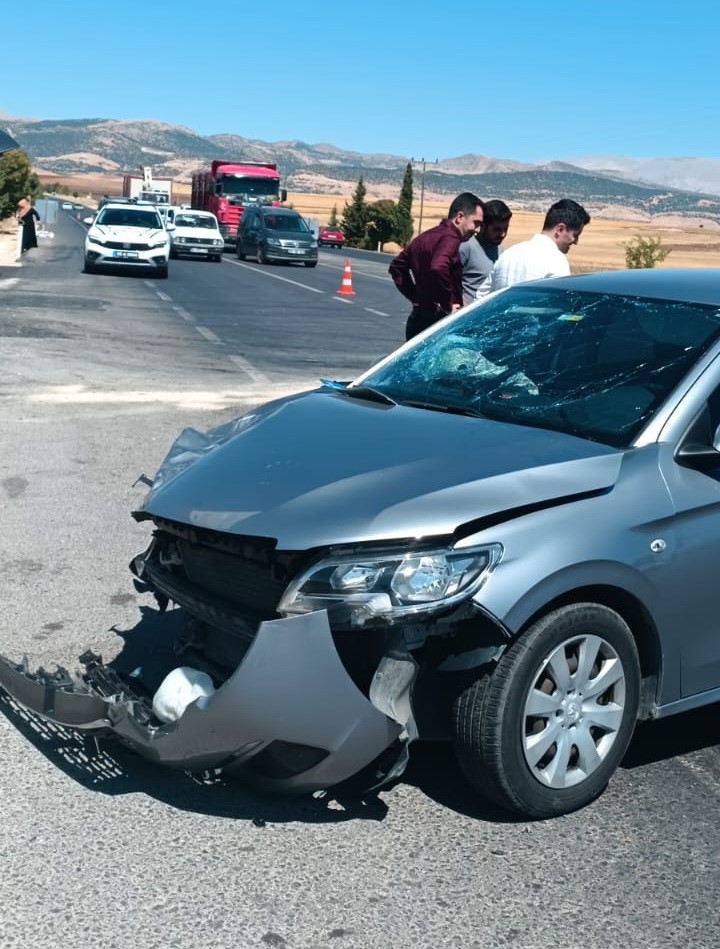 Hafif ticari ara&ccedil; ile otomobil &ccedil;arpıştı: 4 yaralı

