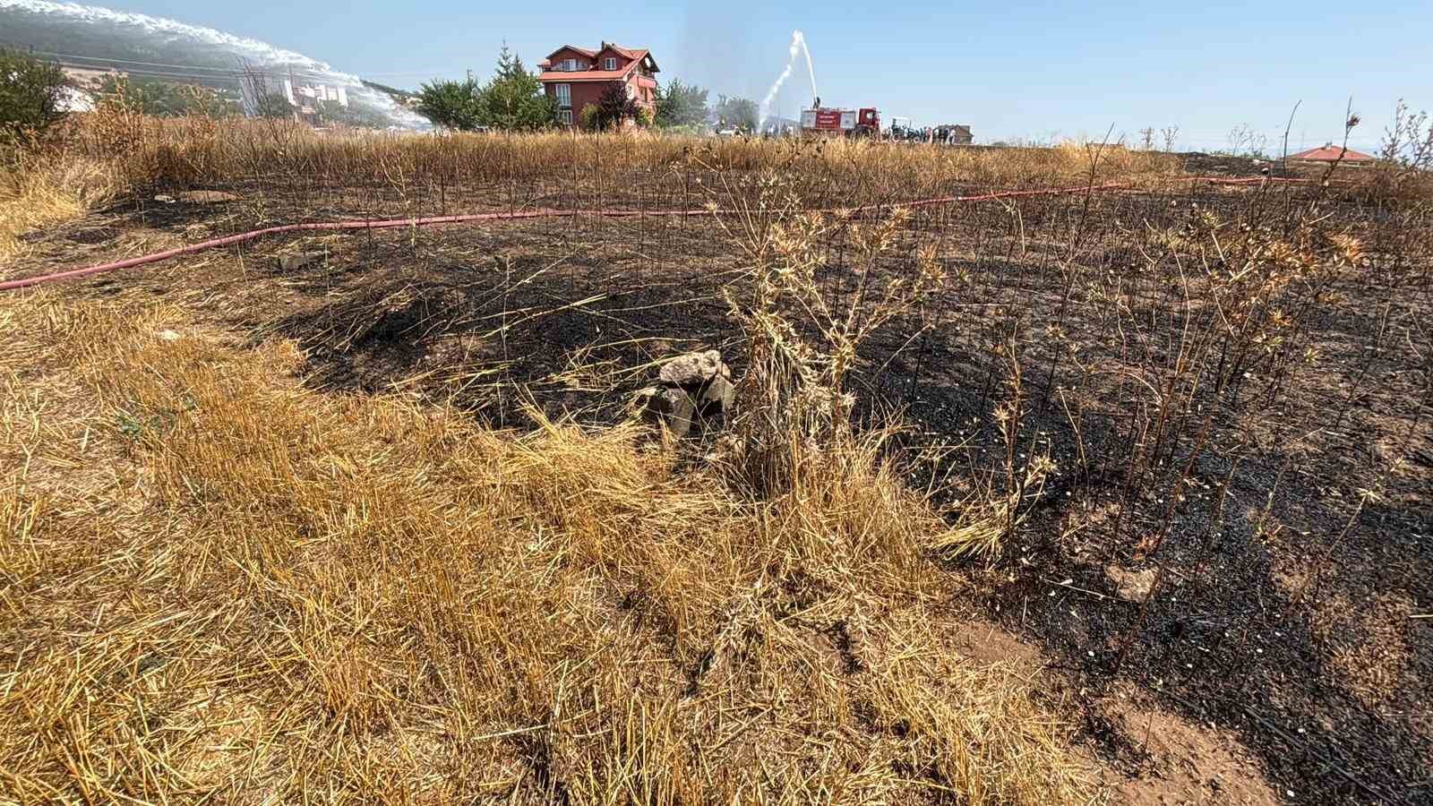 Bolu&rsquo;da otluk alandaki yangın evlere sı&ccedil;ramadan s&ouml;nd&uuml;r&uuml;ld&uuml;

