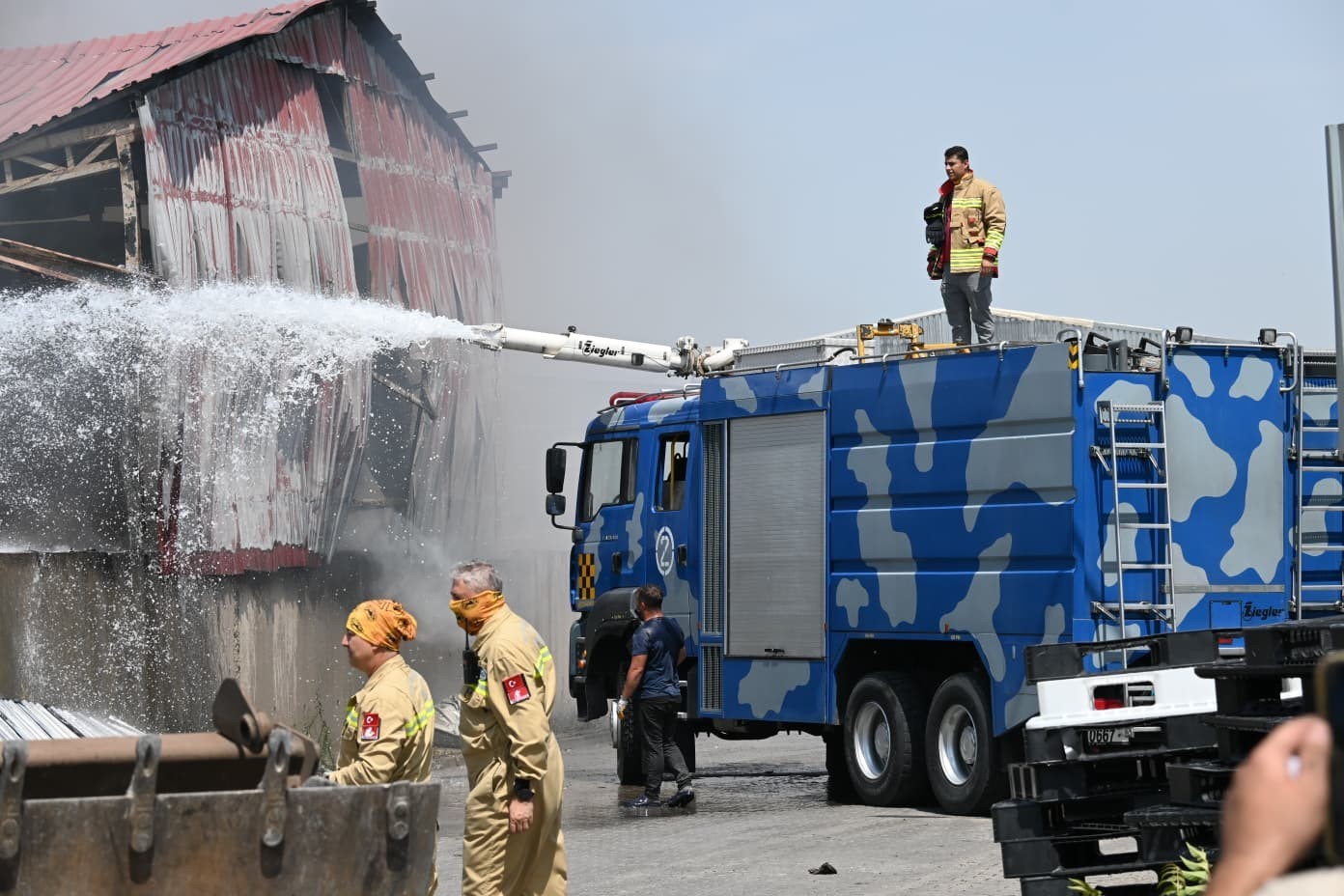 Geri dönüşüm depolarında çıkan yangının soğutma çalışmaları sürüyor