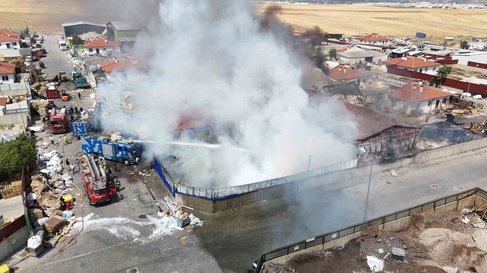 Geri d&ouml;n&uuml;ş&uuml;m depolarında &ccedil;ıkan yangının soğutma &ccedil;alışmaları s&uuml;r&uuml;yor
