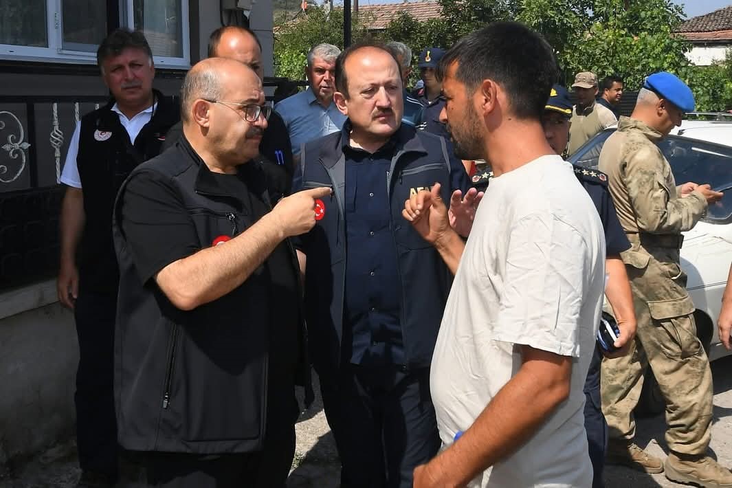 Balıkesir&rsquo;in Sındırgı il&ccedil;esinde deprem sonrası &ccedil;alışmalar s&uuml;r&uuml;yor
