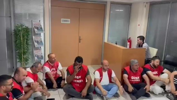 Maaşlarını alamayan iş&ccedil;iler, başkanın kapısına dayandı
