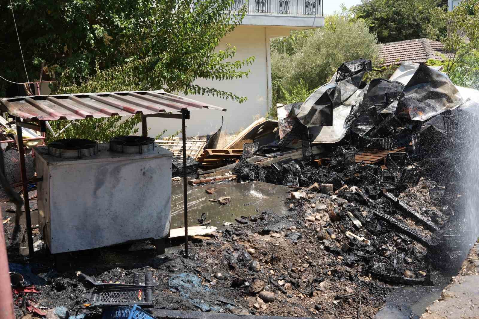 Soğuk hava deposunda korkutan yangın
