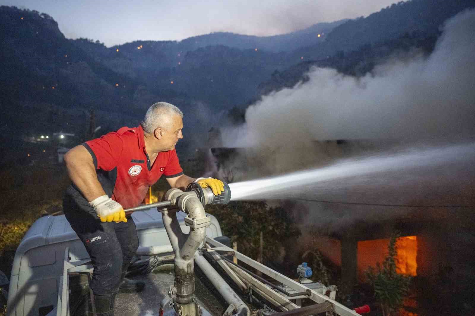 Silifke&rsquo;deki yangın s&uuml;r&uuml;yor

