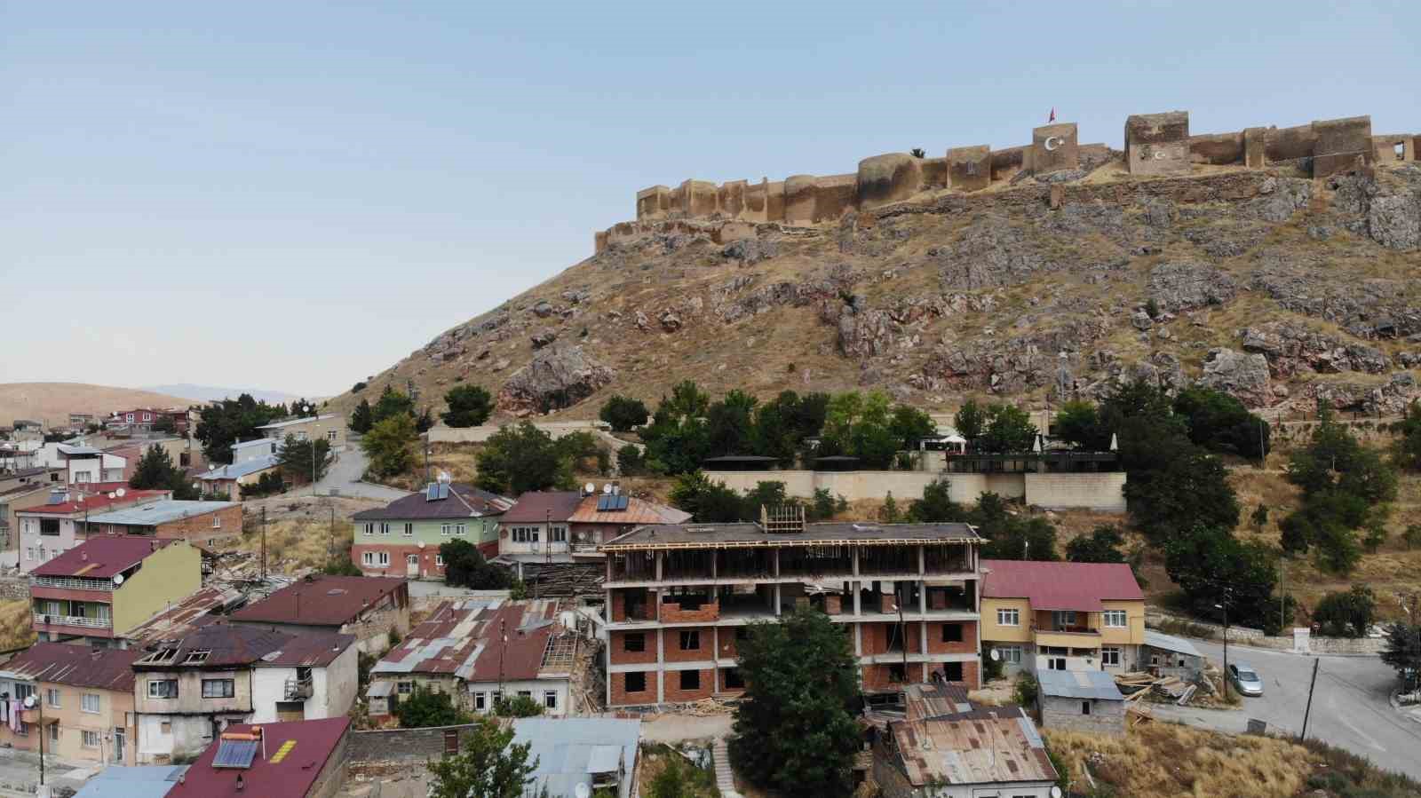 Bayburt Kent Konseyi&rsquo;nden tarihi Bayburt Kalesi&rsquo;nin &ouml;n&uuml;nde y&uuml;kselen binaya tepki
