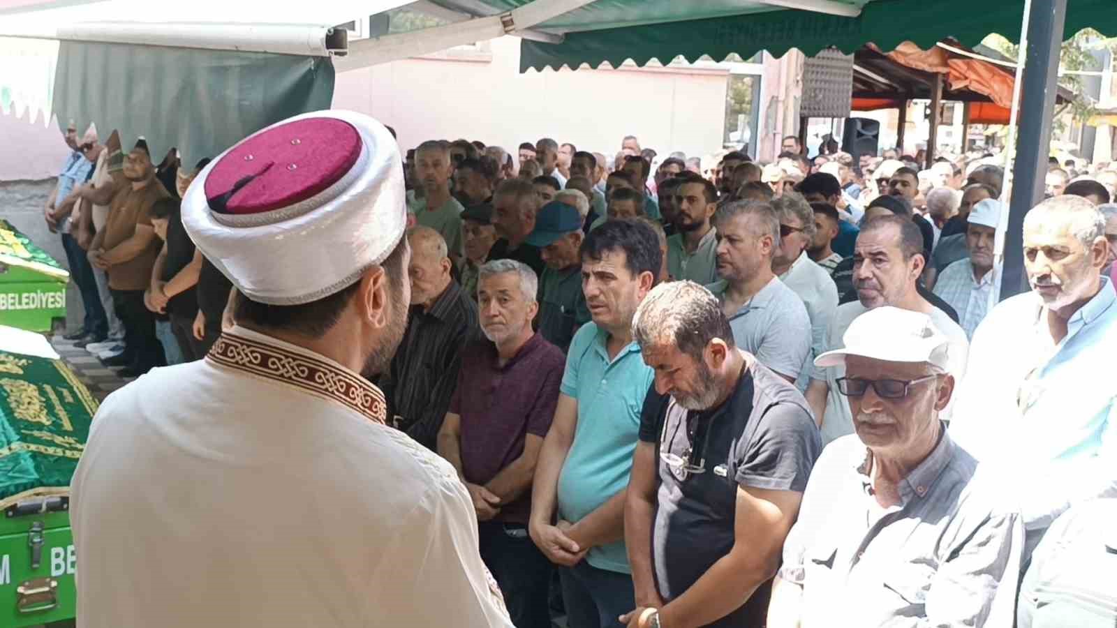 &Ccedil;anakkale&rsquo;de 6 kişinin &ouml;ld&uuml;ğ&uuml; kazada Oktay &Ccedil;elik ve Remzi Şen son yolculuğuna uğurlandı
