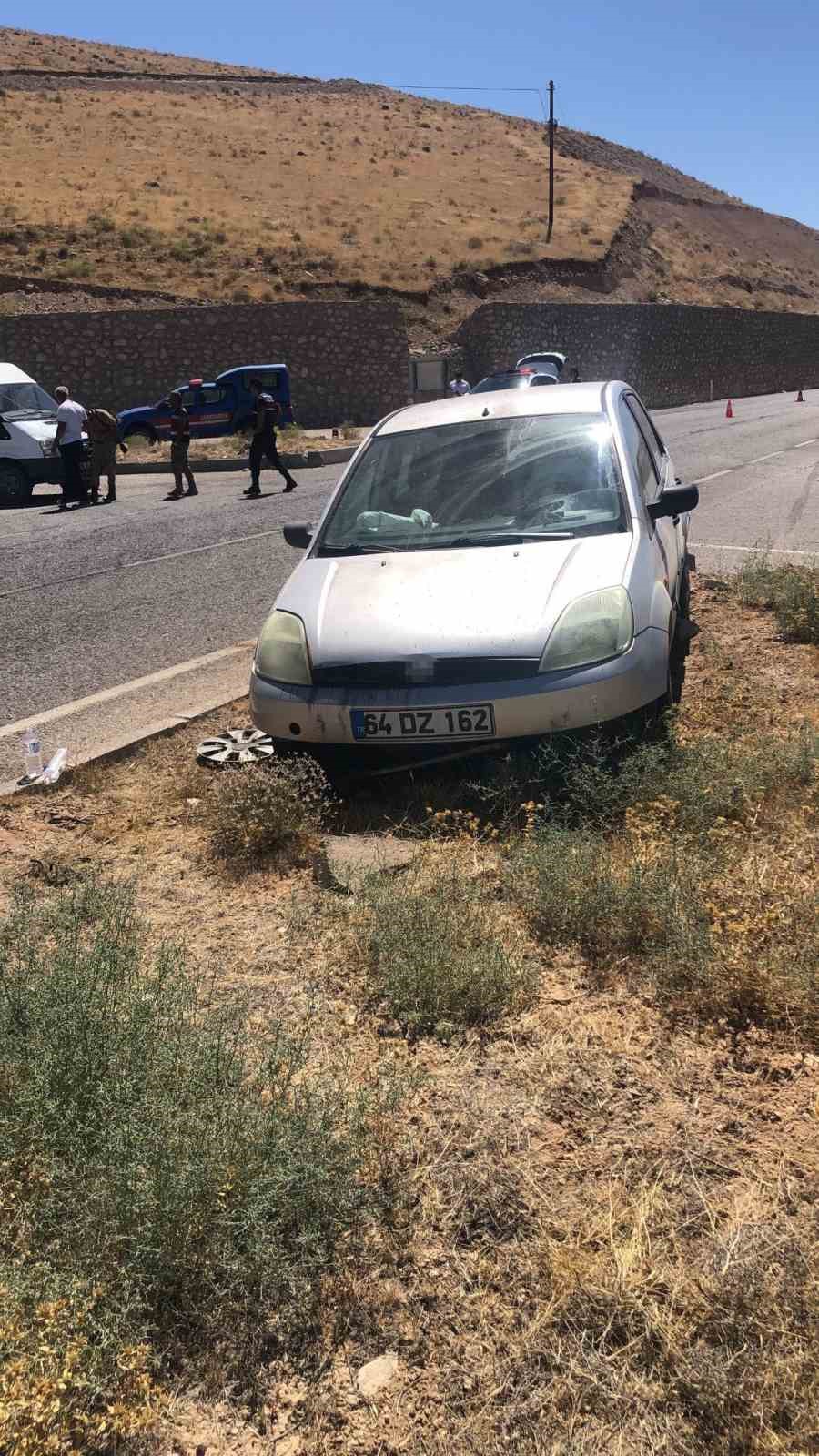 Kontrolden &ccedil;ıkan otomobil orta ref&uuml;je &ccedil;ıktı: 1 yaralı
