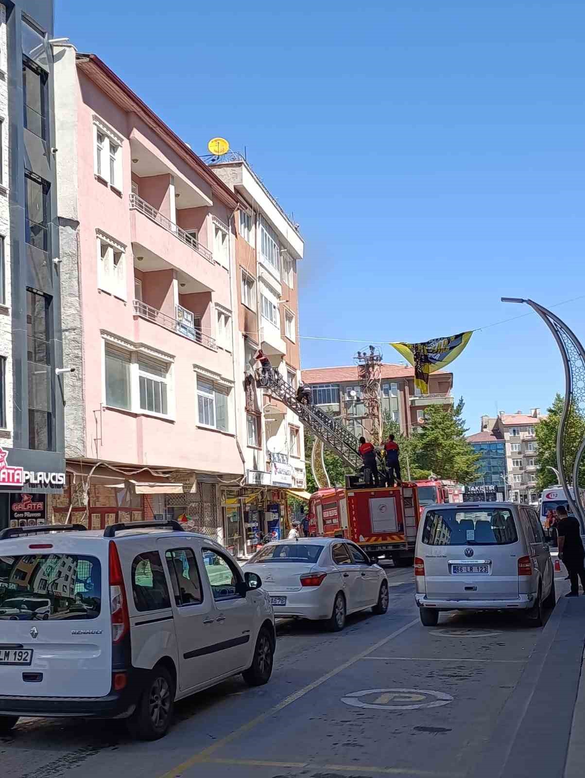 Ağustos sıcağında elektrik sobasından yangın &ccedil;ıktı
