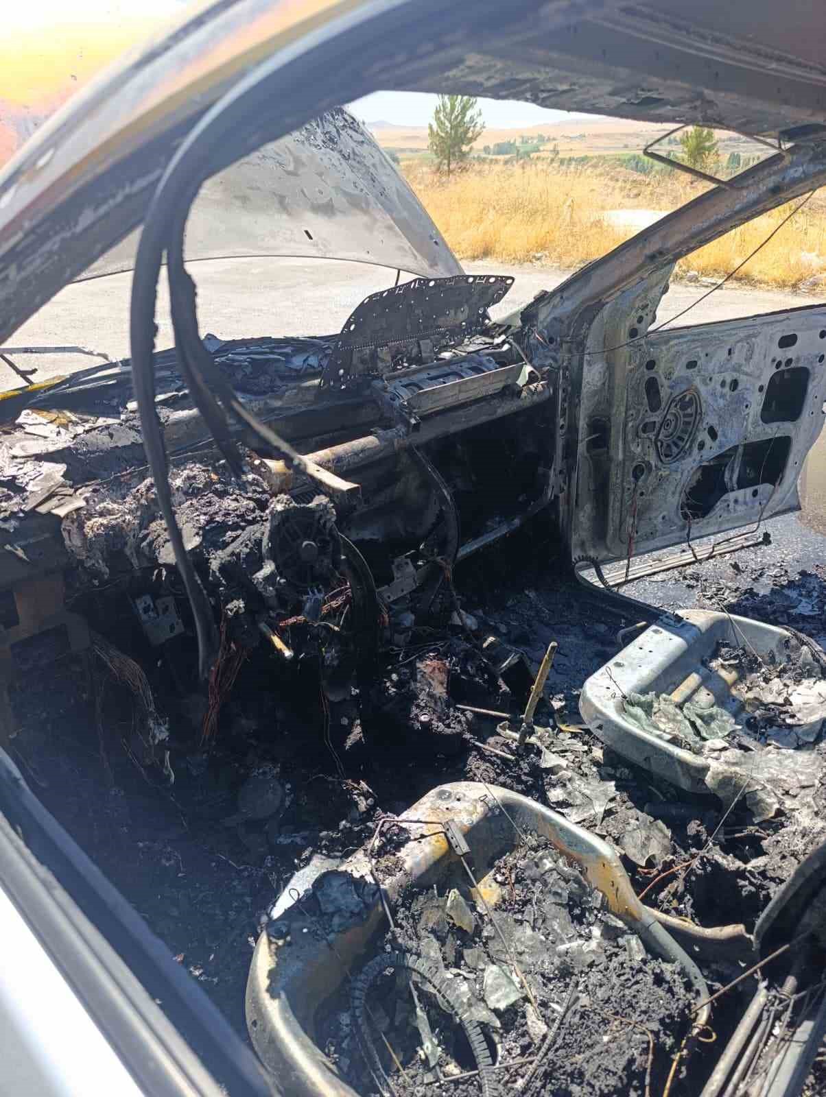 Elektrik aksamından yangın çıktı, otomobil kullanılamaz hale geldi