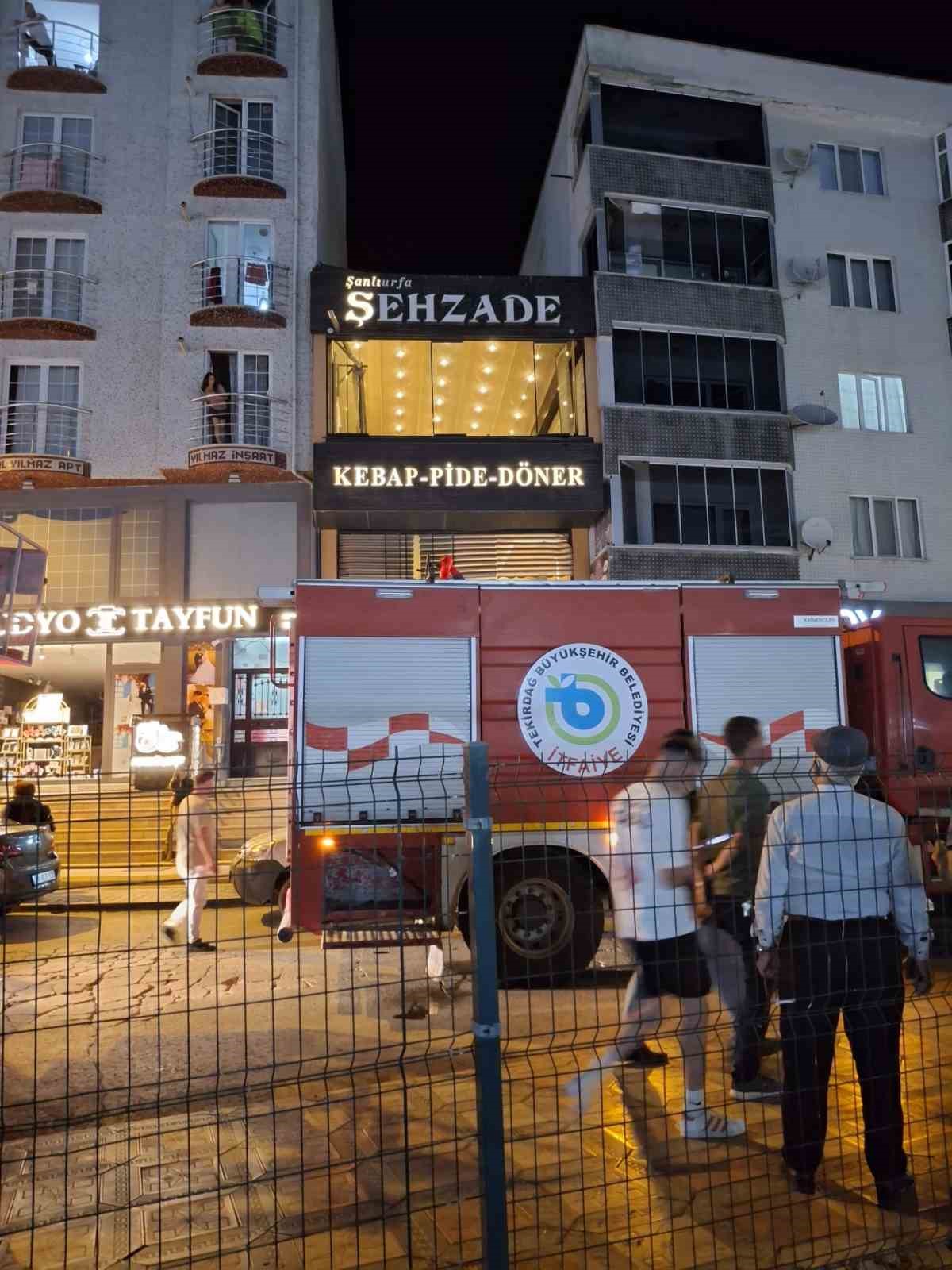 Restoran bacasında &ccedil;ıkan yangını itfaiye ekipleri s&ouml;nd&uuml;rd&uuml;
